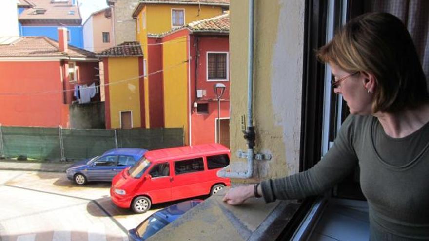 Cleofé González señala las marcas que dejó el tendedero que colgaba de la vivienda, en la calle La Peruyal.