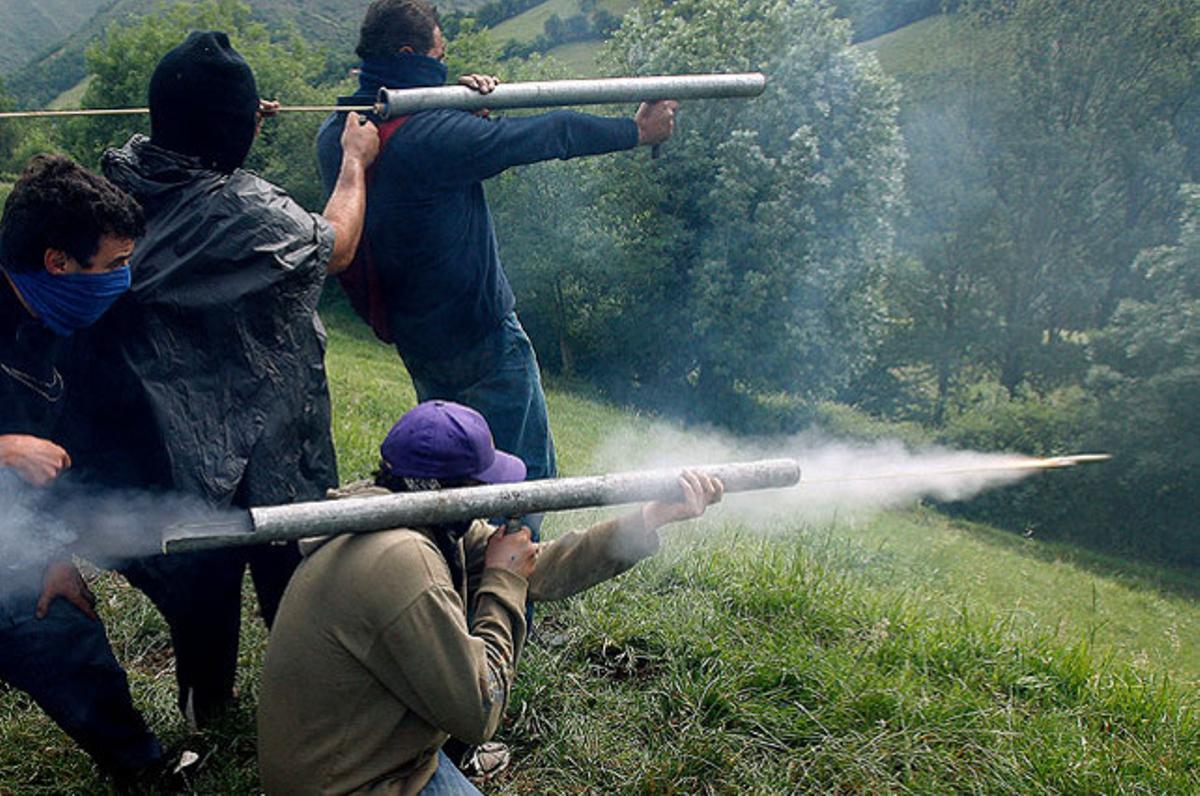 Enfrontaments entre miners i la Guàrdia Civil, en protesta per les retallades previstes pel Govern central, durant la vaga indefinida en el sector del carbó, a Campomanes (Astúries).