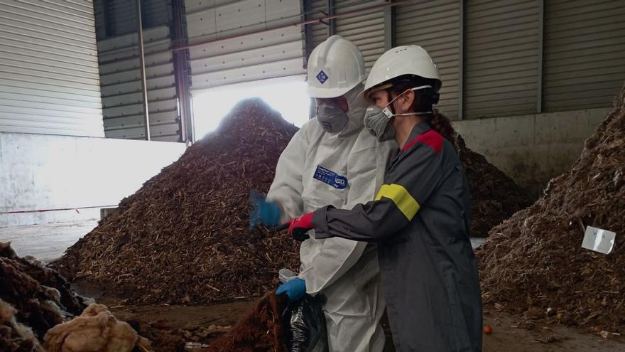 El compost es un abono natural obtenido a partir de diferentes materiales de origen orgánico.