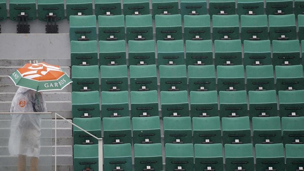 La central de Roland Garros, vacía tras otra jornada de lluvia.