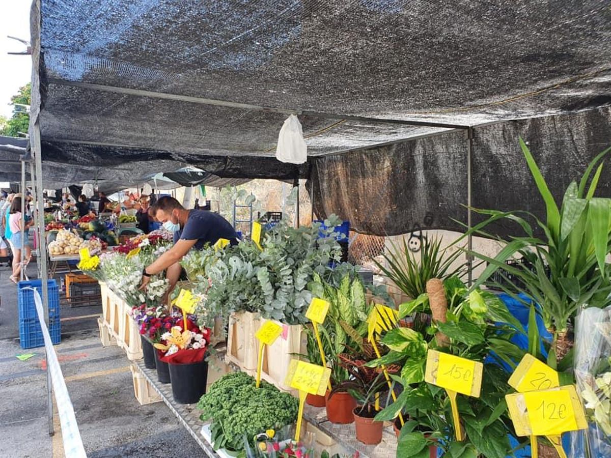 Uno de los puestos del mercadillo