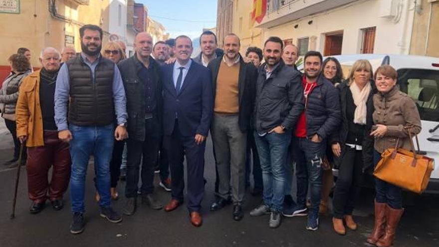 El nuevo alcalde de la Granja de la Costera, José Miguel Marín, ayer con sus compañeros del PP.