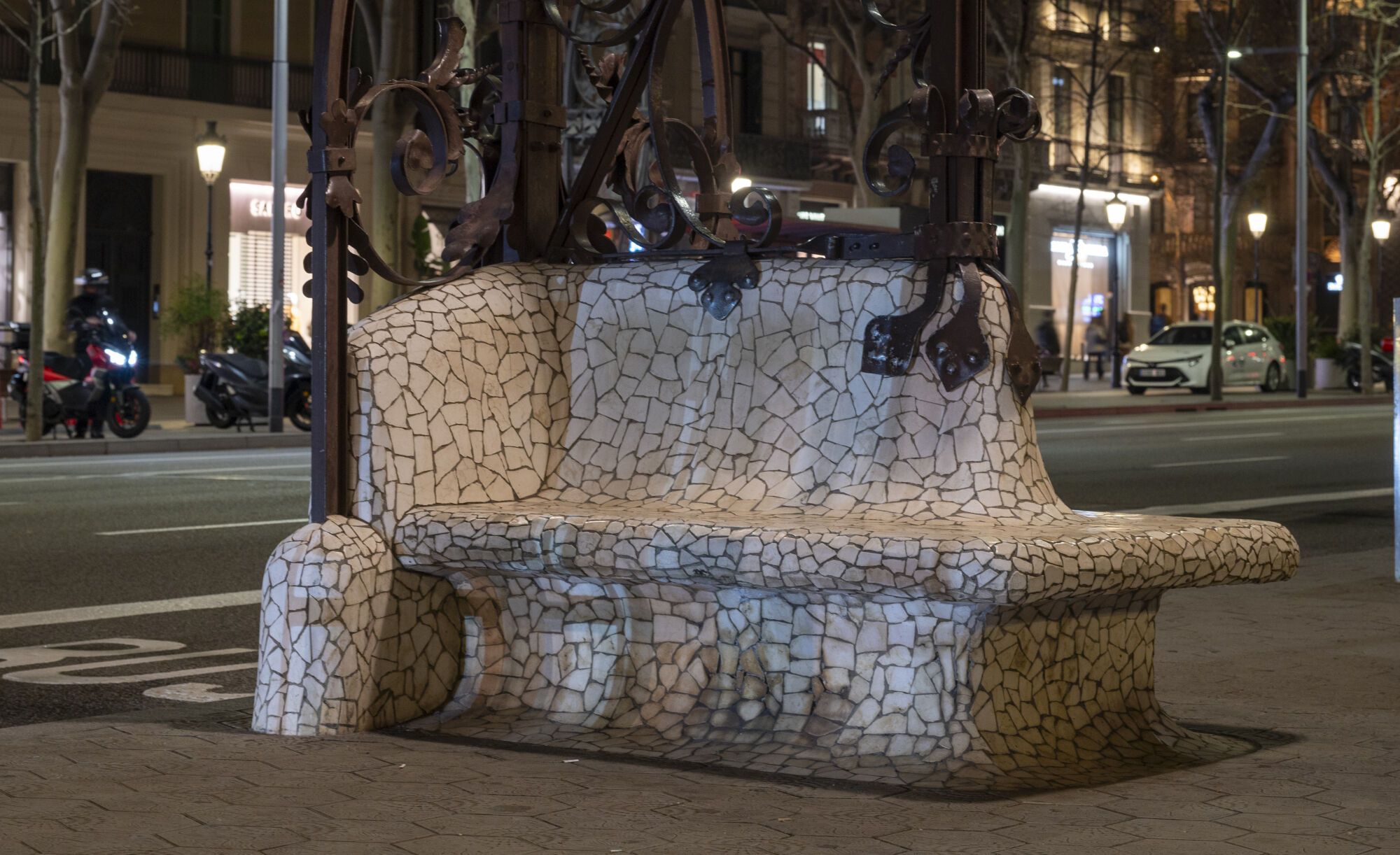 Barcelona diversifica el mobiliario en sus calles: bancos, sillas, tumbonas y mucho más