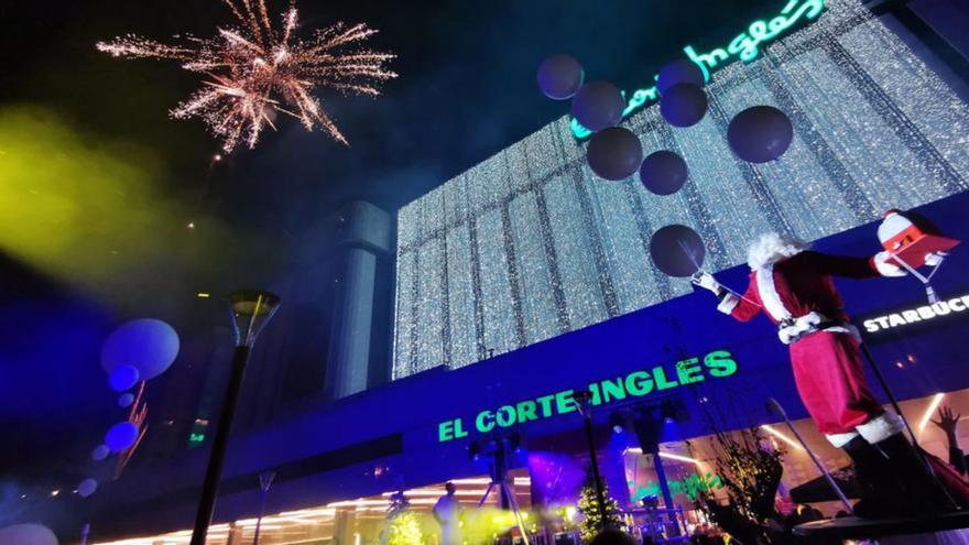 Papá Noel y catorce artistas prenden las luces navideñas de El Corte Inglés de A Coruña