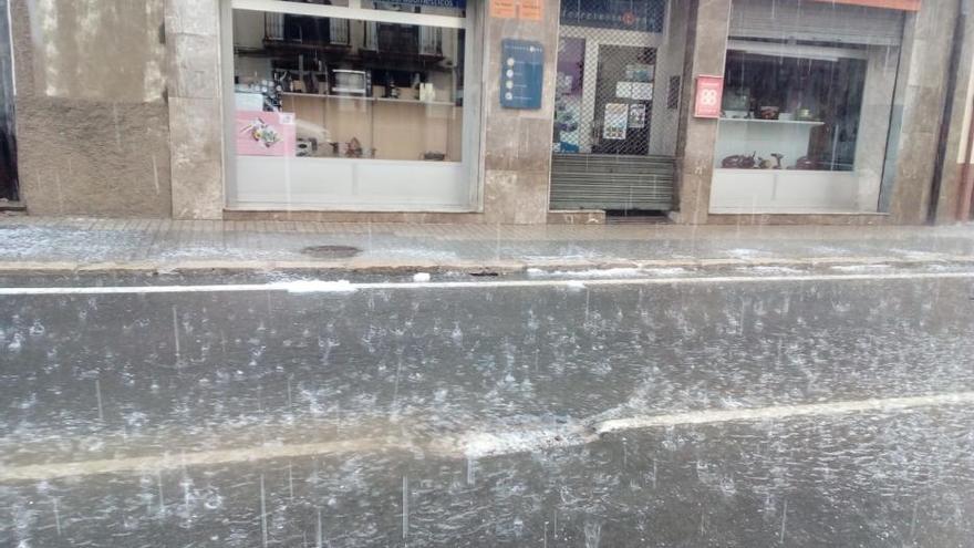 Los bomberos achican agua en la casa de cultura de Vilafranca por el granizo