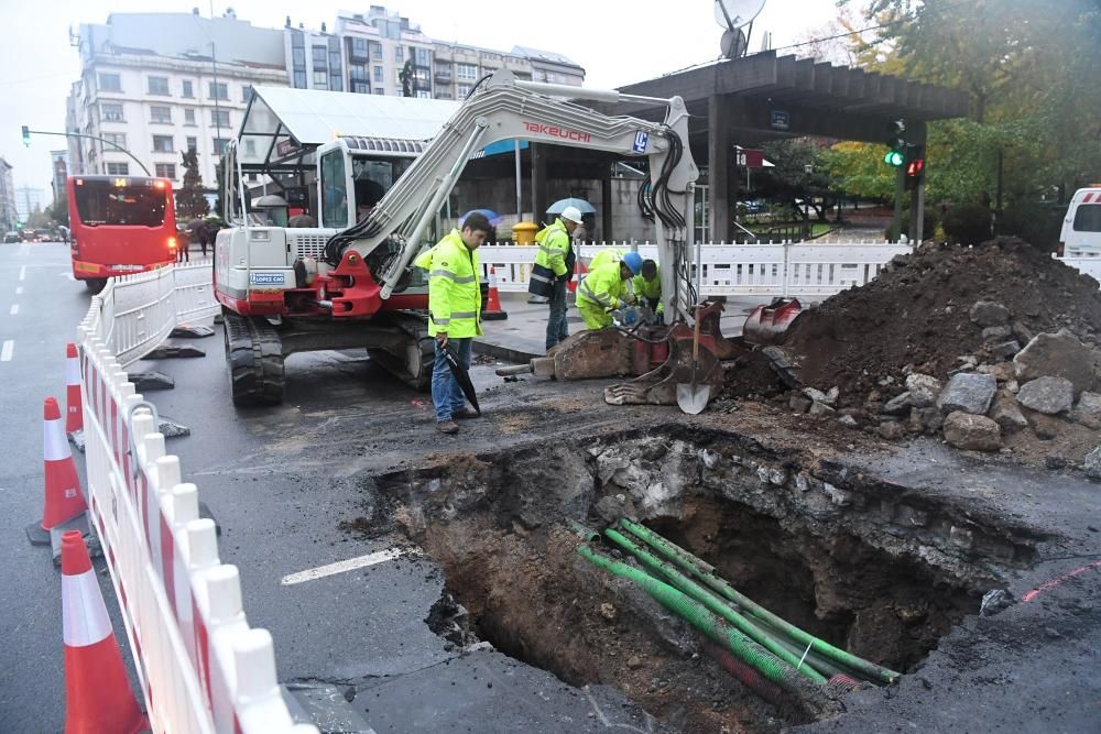 La rotura de una canalización produjo una "caverna interior" que llegó a alcanzar el subsuelo de la calzada.