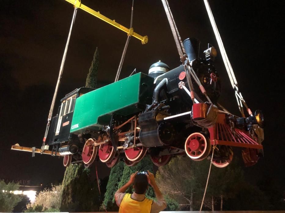 Trasladan una antigua locomotora de vapor para su restauración en Marratxí