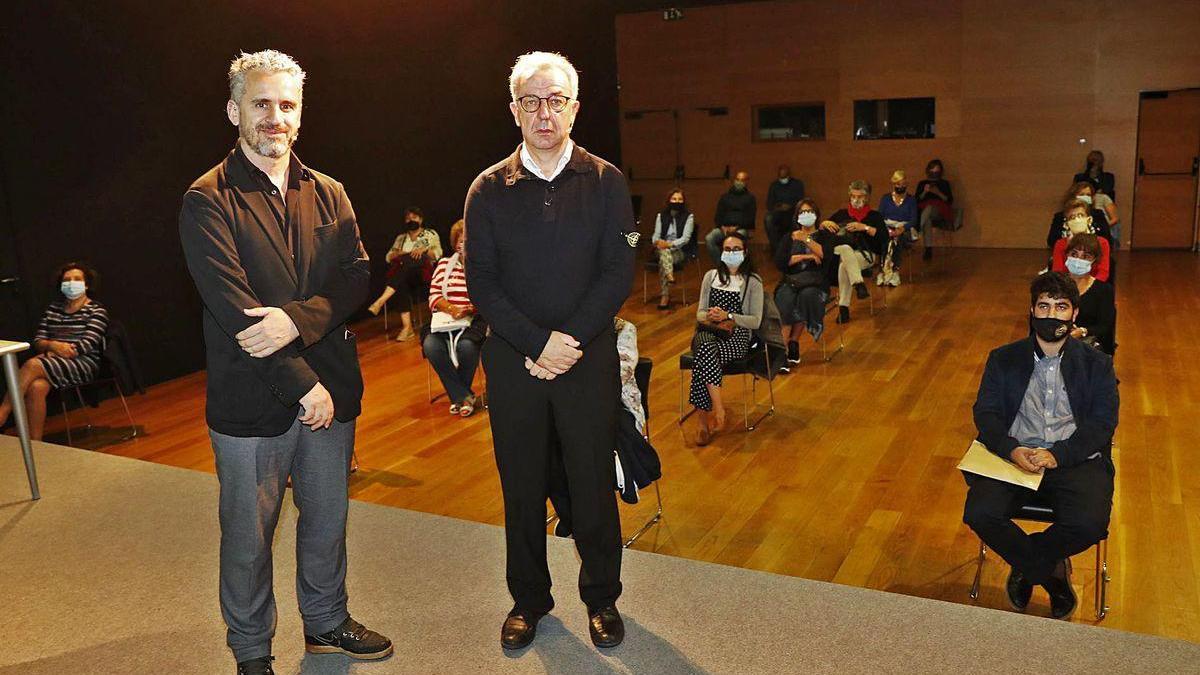 El escritor José Luís Peixoto con el también escritor, profesor y crítico literario Estro Montaña, ayer en el Club Faro.