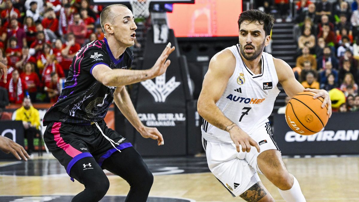 Facundo Campazzo, ante Jonathan Rousselle, en una acción del Granada - Real Madrid.