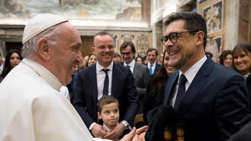 El Papa Francisco saluda al gaitero asturiano. barbara andolfi / concertodinatale.it / instagram. CONCIERTO DE NAVIDAD. CONCERTO DI NATALE. ESTADO PONTIFICIO. EL VATICANO. ACTUACION DEL GAITERO JOSE ANGEL HEVIA