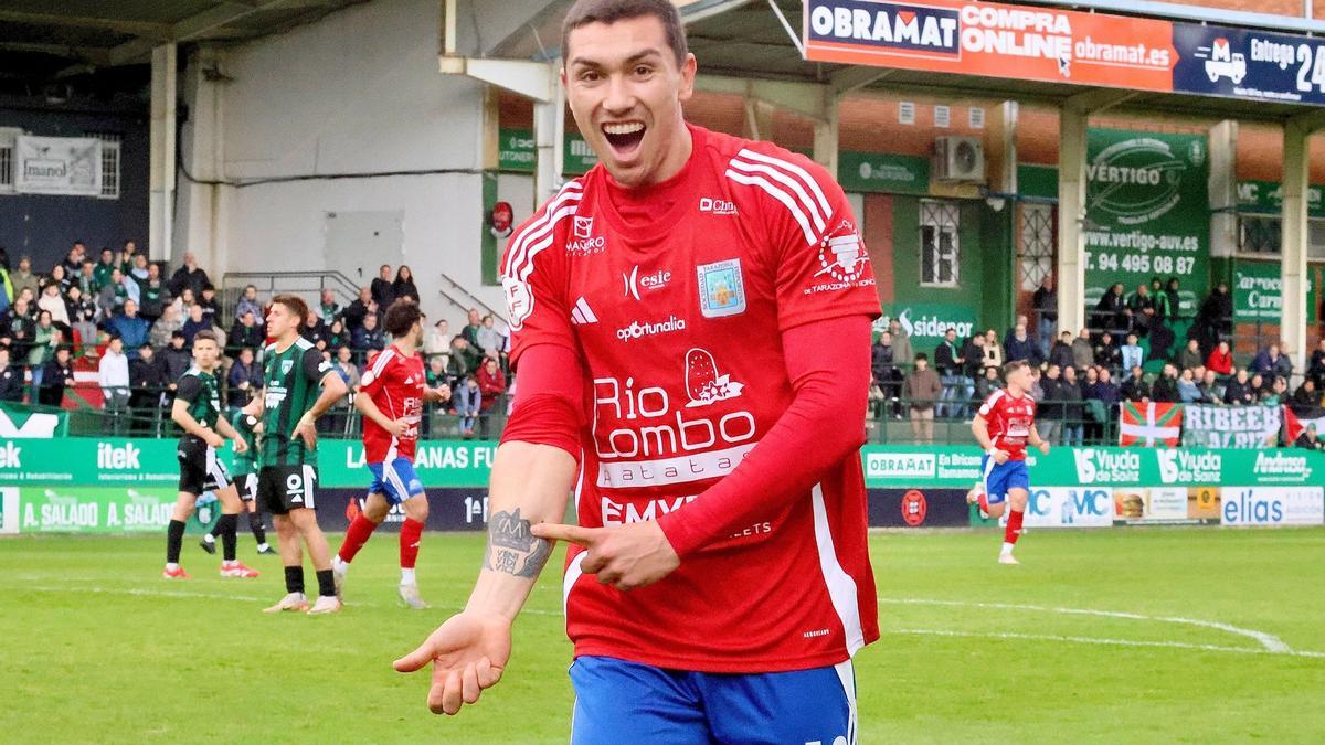 Adrián Fuentes celebra un gol durante esta temporada