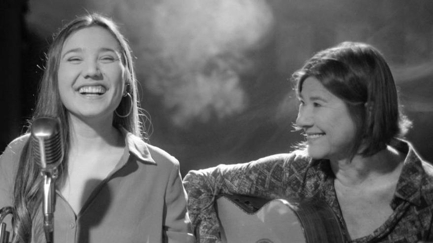 La cantant i trombonista Rita Payés i la guitarrista Elisabeth Roma van inaugurar el festival al gener