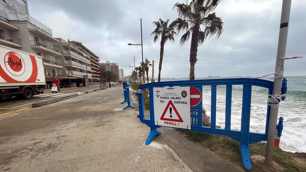 Una de les tanques que ha instal·lat l'Ajuntament de Calonge i Sant Antoni al passeig marítim alertant del perill.