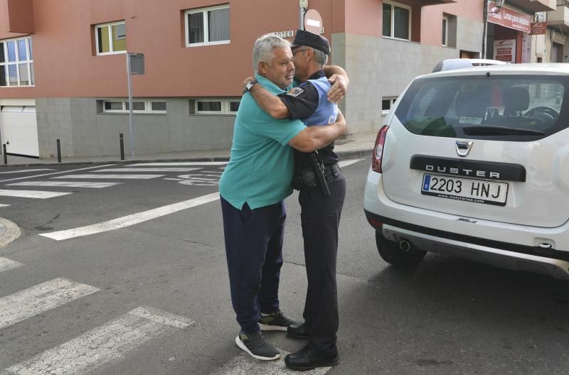 GÁLDAR.  Pepe, policía local de Gáldar, que se ha hecho viral por un vídeo en el que saluda a todos los niños a la entrada del colegio.  | 20/06/2019 | Fotógrafo: José Pérez Curbelo