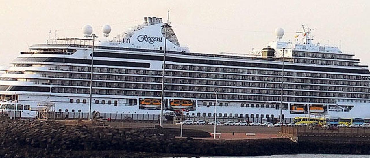 El crucero Seven Seas Explorer, ayer, en el muelle arrecifeño.