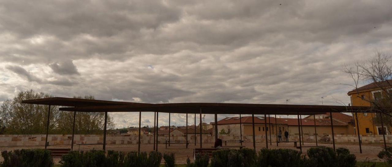 Los cielos permanecieron ayer cubiertos la mayor parte de la jornada.