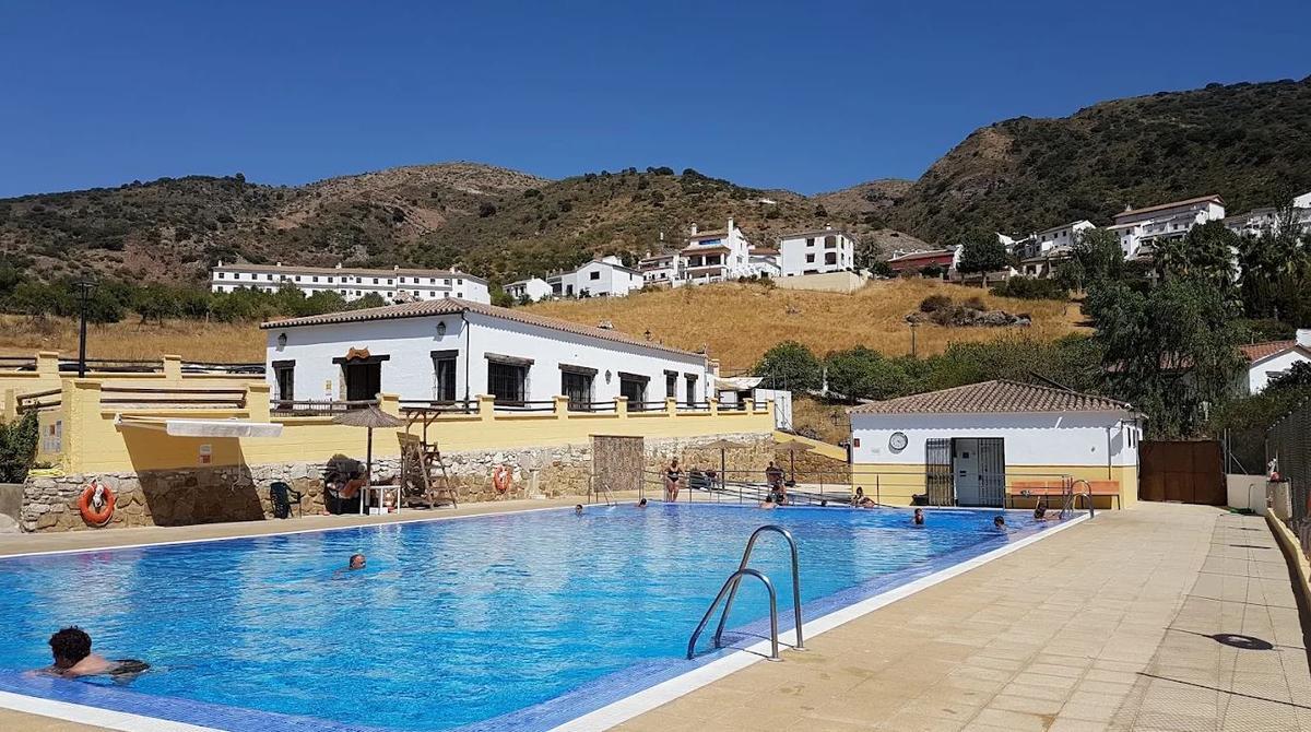 La piscina municipal de Jimera de Libar, una de las más bonitas y baratas de Málaga