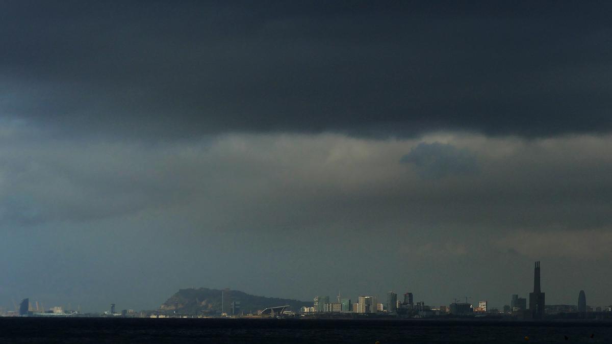 Maresme 27/7/2022 Dia gris y nublado sobre Barcelona y area metropolitana vista desde el Masnou lluvia meteorologia nubes