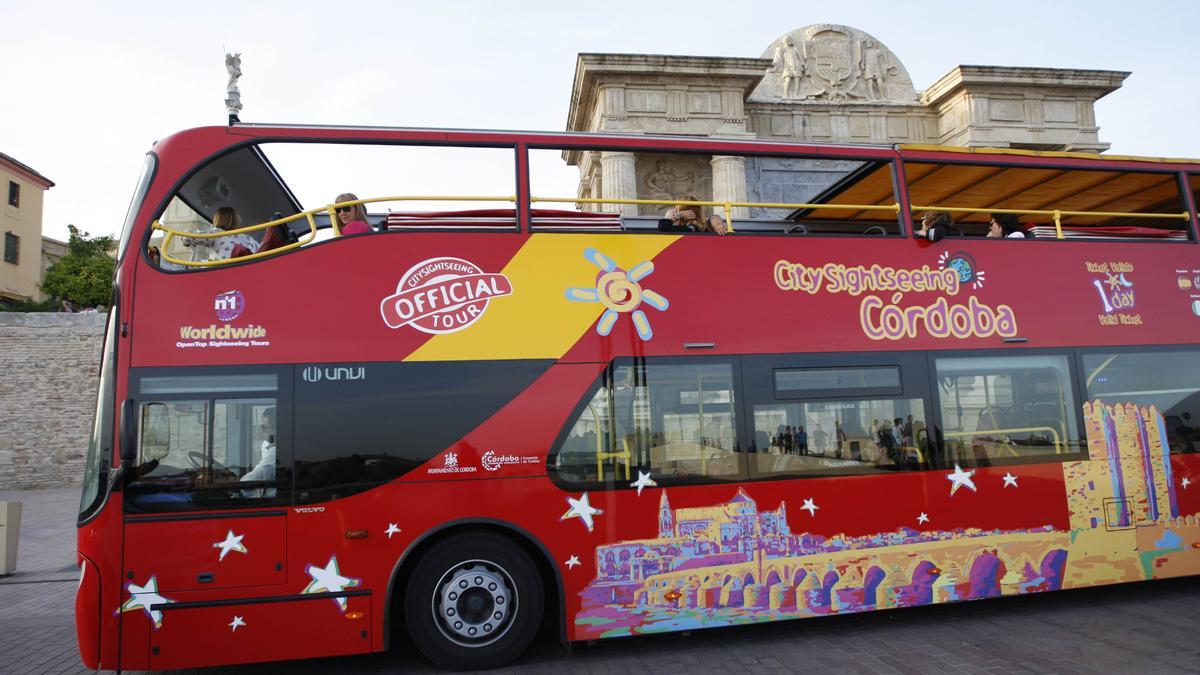 Bus turístico junto a la Puerta del Puente de Córdoba.