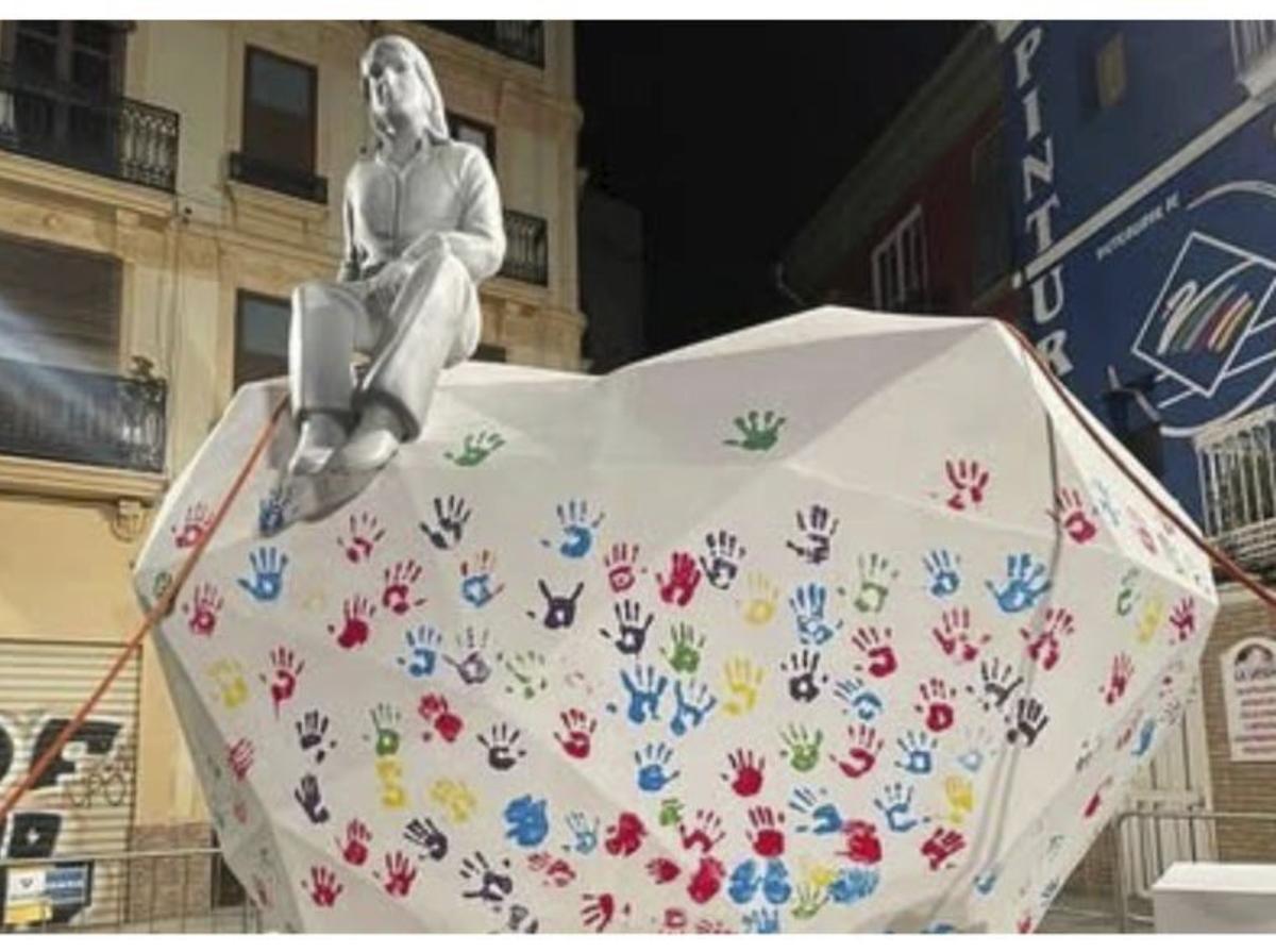 Nino Bravo en las Fallas: un beso y muchos ninots
