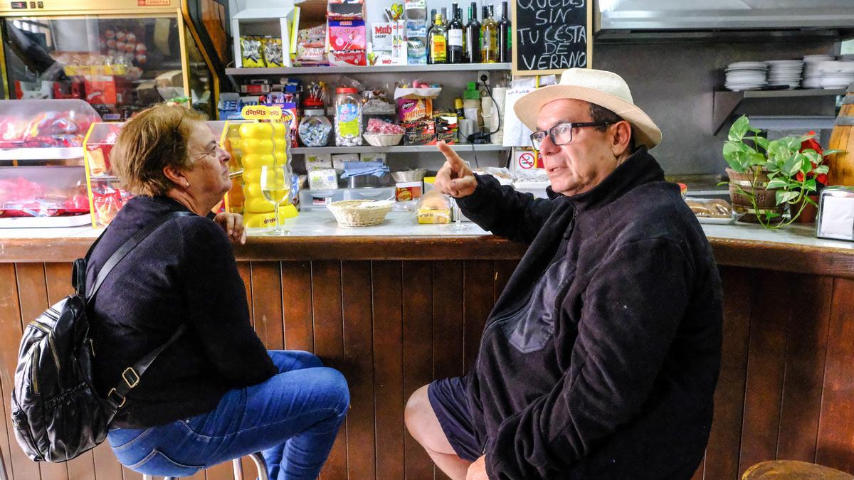 Antonio Rodríguez y Fina González refugiándose de la lluvia en un bar de San Bartolomé de Tirajana.