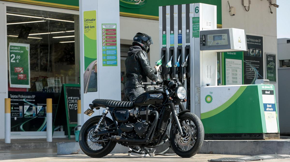 Un motorista llenando el depósito en una gasolinera alicantina.