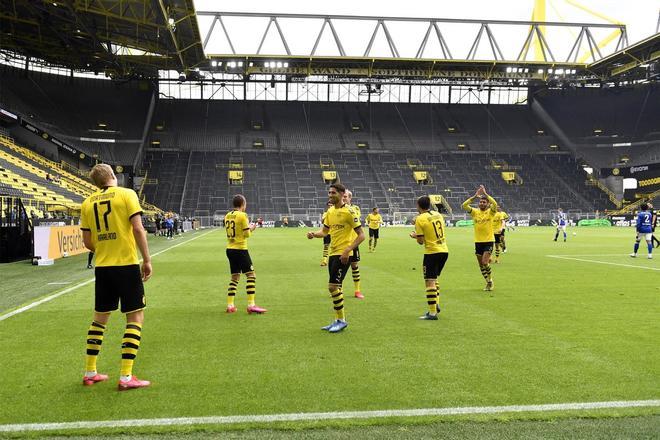 Las imágenes del Borussia Dortmund-Schalke 04, primer partido tras la pandemia.