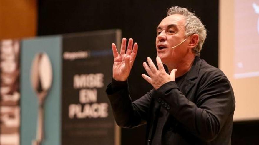 Ferran Adrià, en un momento de la conferencia ofrecida ayer en Benidorm.