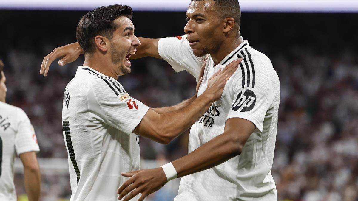 Kylian Mbappé celebra su gol ante el Betis con Brahim en el Santiago Bernabéu.