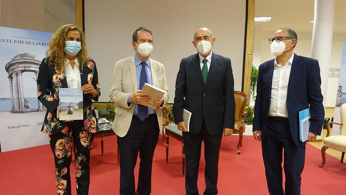 Juan Carlos Da Silva, subdirector general de FARO, Abel Caballero, Ceferino de Blas y Carmela Silva, ayer durante la presentación de la obra.