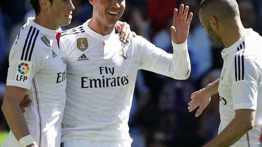 Bale, Cristiano Ronaldo y Benzema festejan un gol. // Juan Carlos Hidalgo