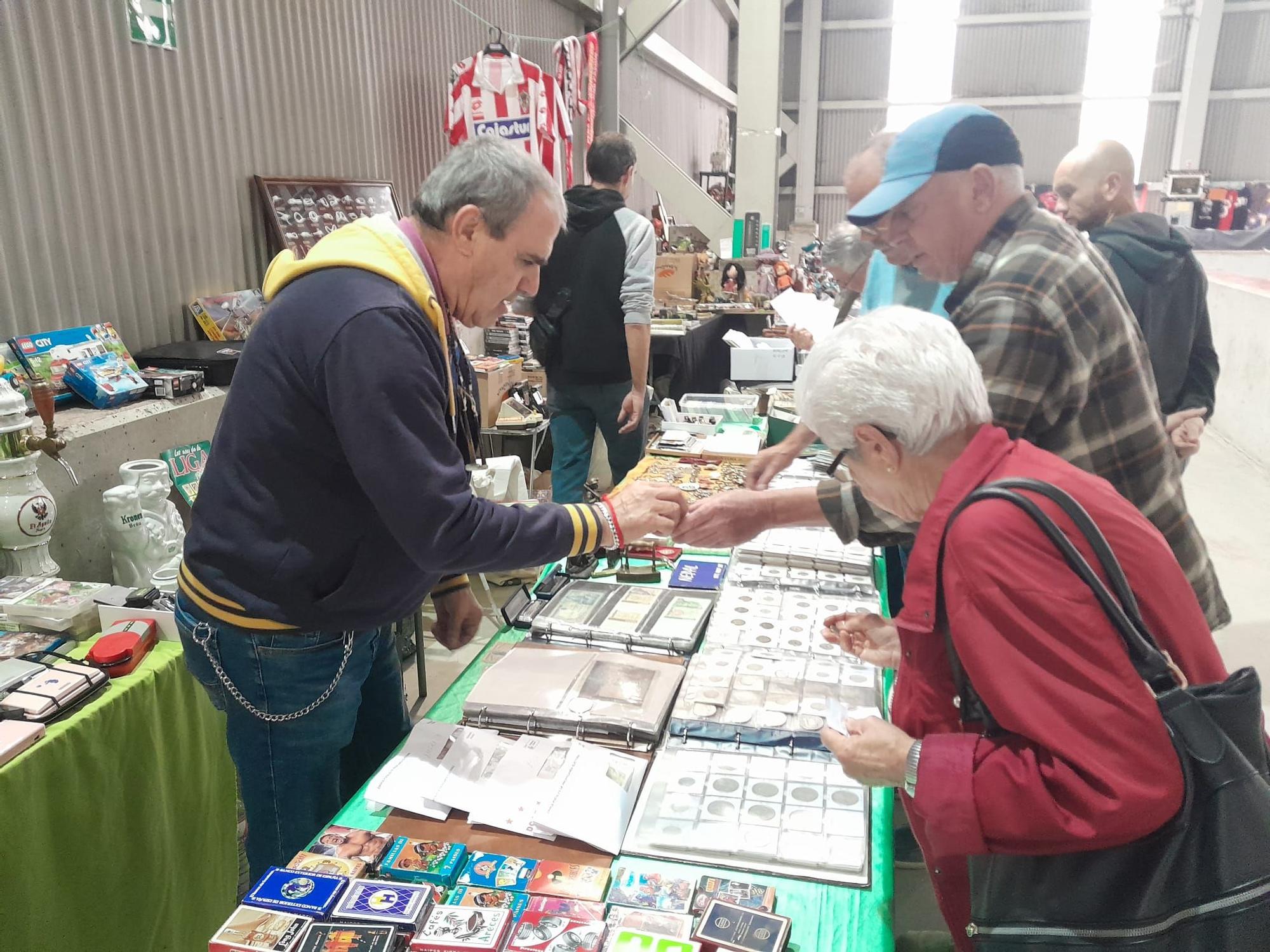 Compra, vende, cambia, así es la Feria del Coleccionismo de Mieres, en la que "hay de todo"