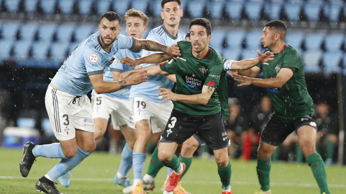 Álex Martín, del Celta B, y Pumar, del Racing, luchan por hacerse con la posición. |   // RICARDO GROBAS