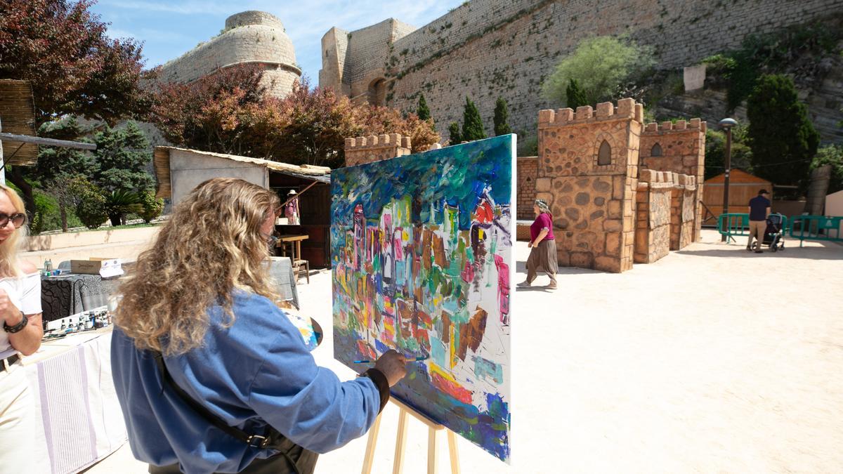 El artista israelí Uriel Cazes pintando Dalt Vila.