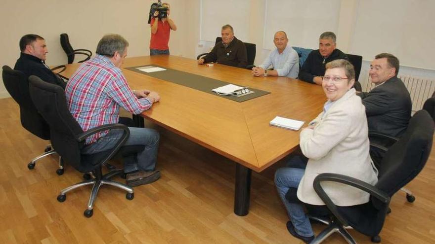 La dirección de Cerqueiros Galegos en una reunión con la conselleira do Mar, Rosa Quintana, el día 21.