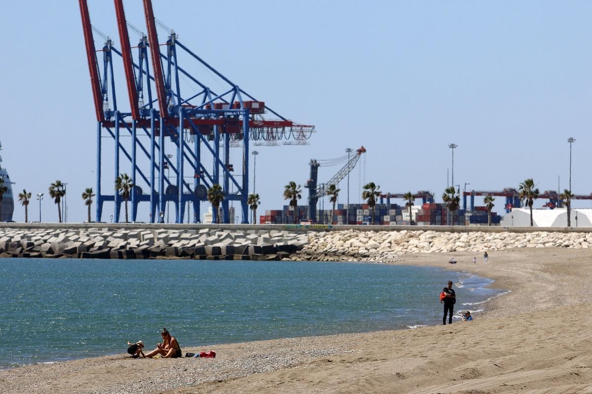 Las grúas de carga del puerto de Málaga.