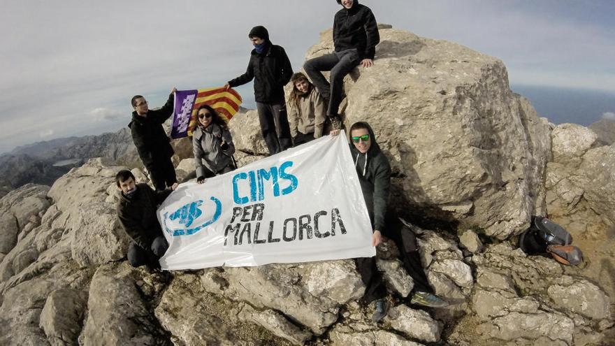 Miembros de Mallorca Lliure, en la cima del Puig de Massanella.