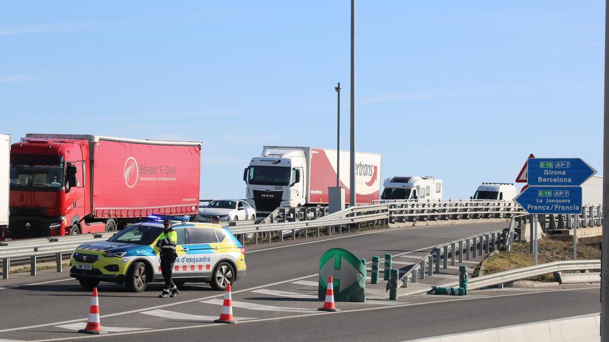 Camions bloquejats a l'AP-7.