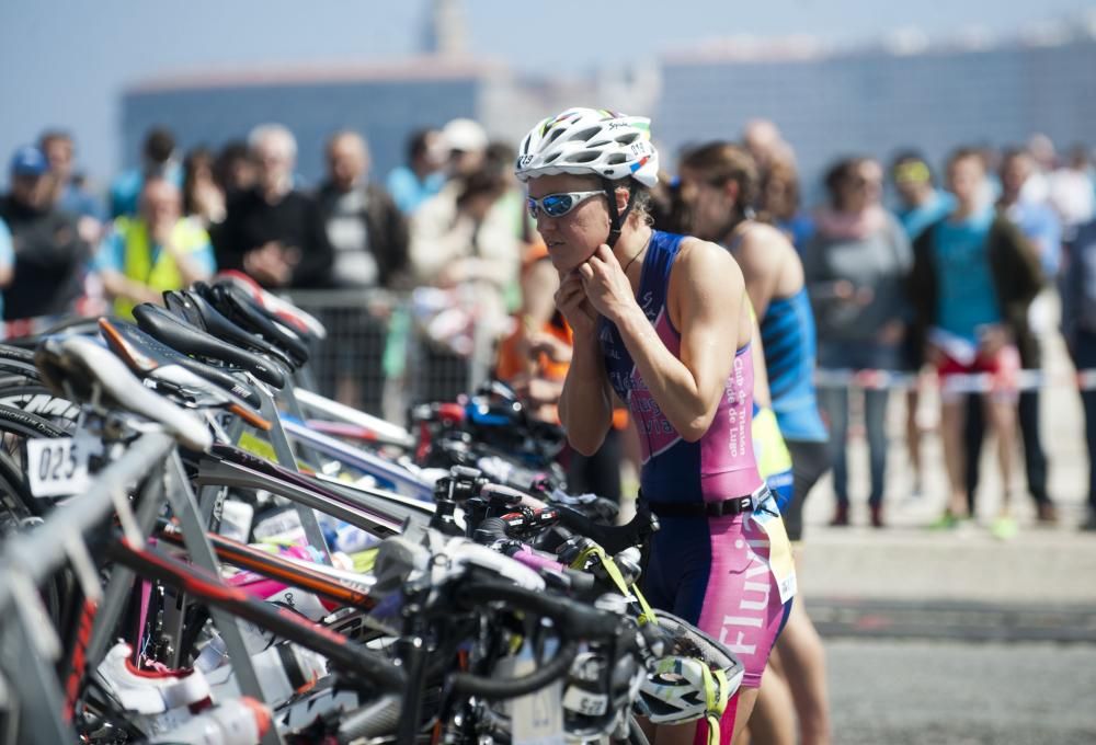 Más de 300 deportistas en el X Triatlón de Riazor