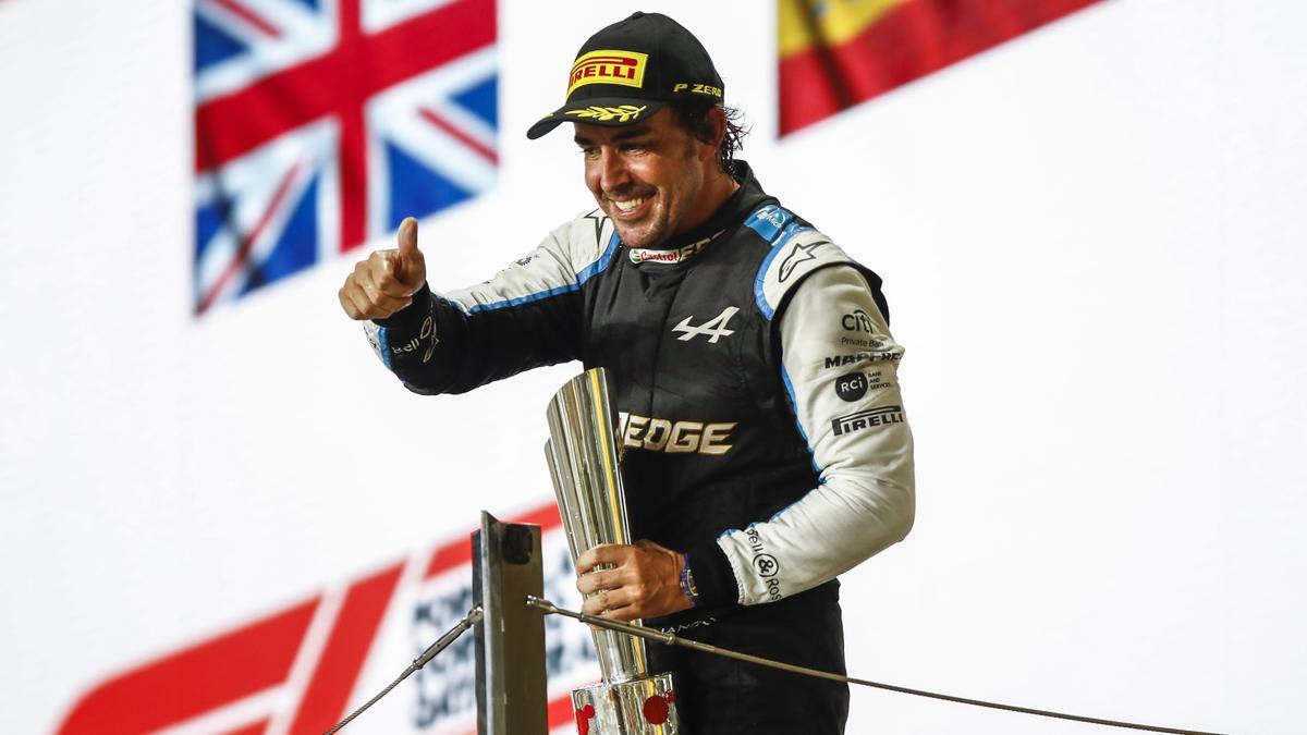 Fernando Alonso celebra su podio número 98 en el GP de Catar junto a Lewis Hamilton y a Max Verstappen.