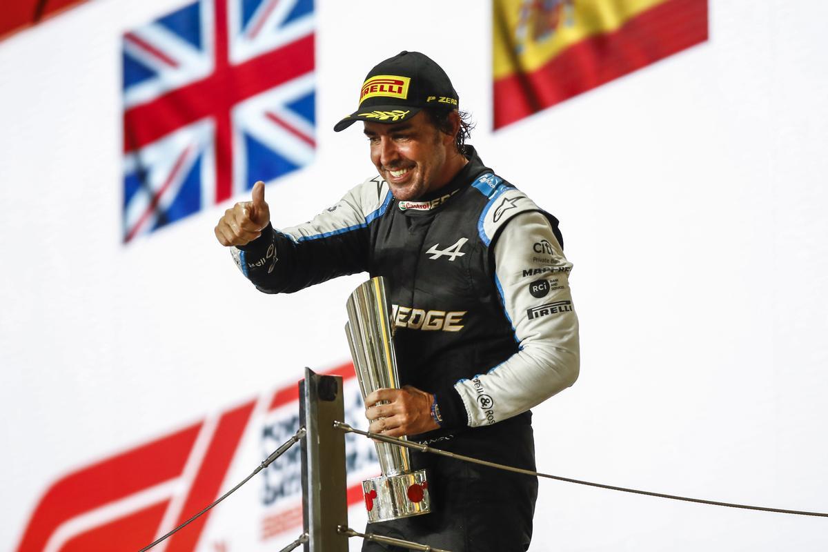 Fernando Alonso celebra su podio número 98 en el GP de Catar junto a Lewis Hamilton y a Max Verstappen.