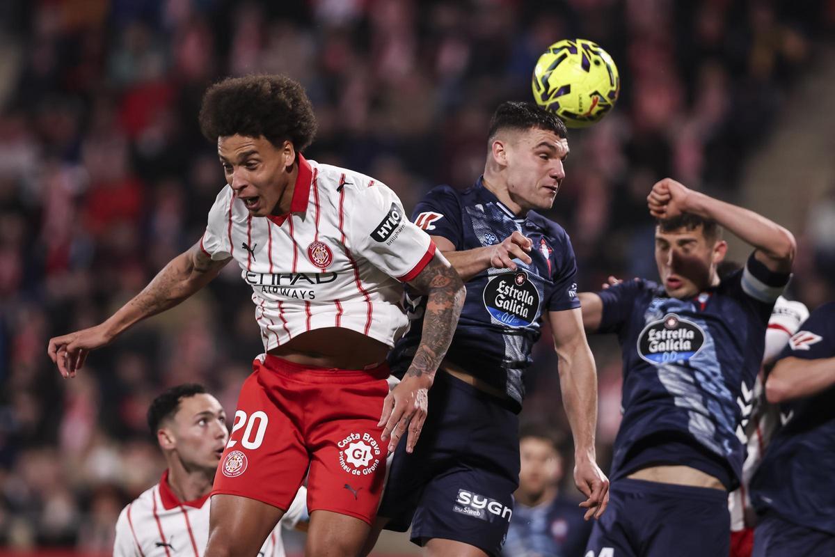 Witsel y Jutglà disputan un balón durante la derrota del Girona ante el Celta en Montilivi.