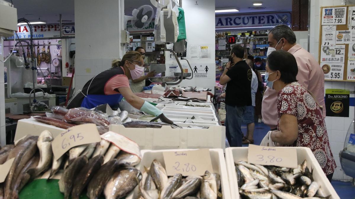 Uno de los puestos de pescadería del mercado de Ciudad Jardín