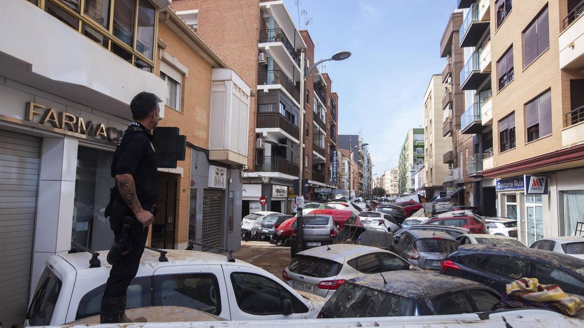 Cotxes apilats en els carrers d’Alfafar, en una imatge captada el 31 d’octubre de 2024