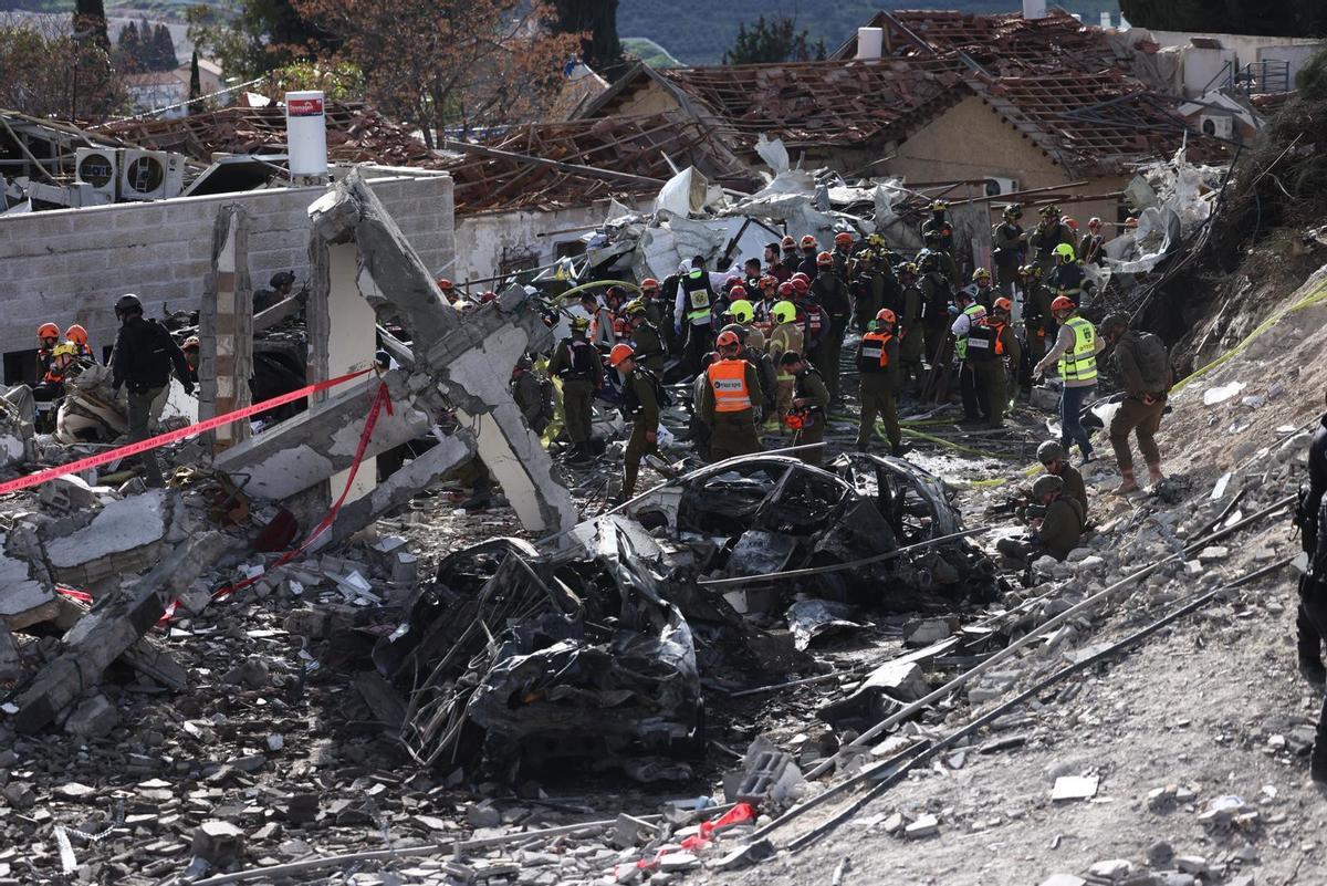 El lloc de l'impacte d'un míssil en Beit Shemesh, a l'oest de Jerusalem, després de l'atac iranià l'1 de març de 2026.
