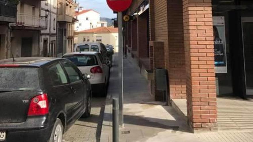 Imatge de cotxes aparcats al carrer del Pla.