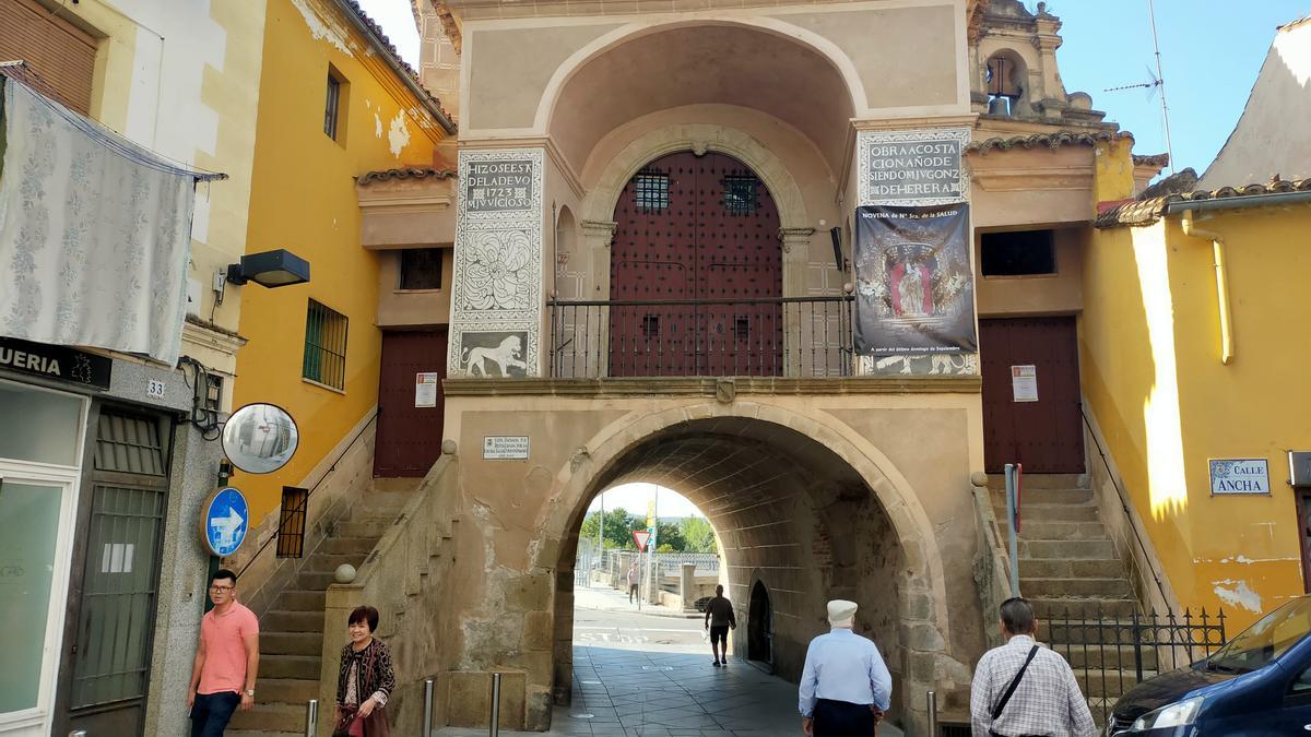 Entrada a la ermita de La Salud de Plasencia, con escaleras a ambos lados.