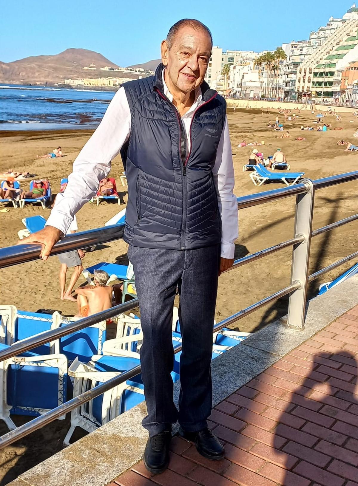 El empresario Alejandro Chanrai en la playa de Las Canteras, en Las Palmas de Gran Canaria