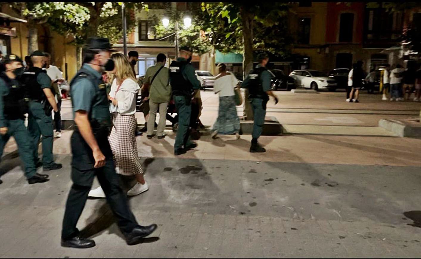 Agentes en plena actuación en Llanes. | Guardia Civil