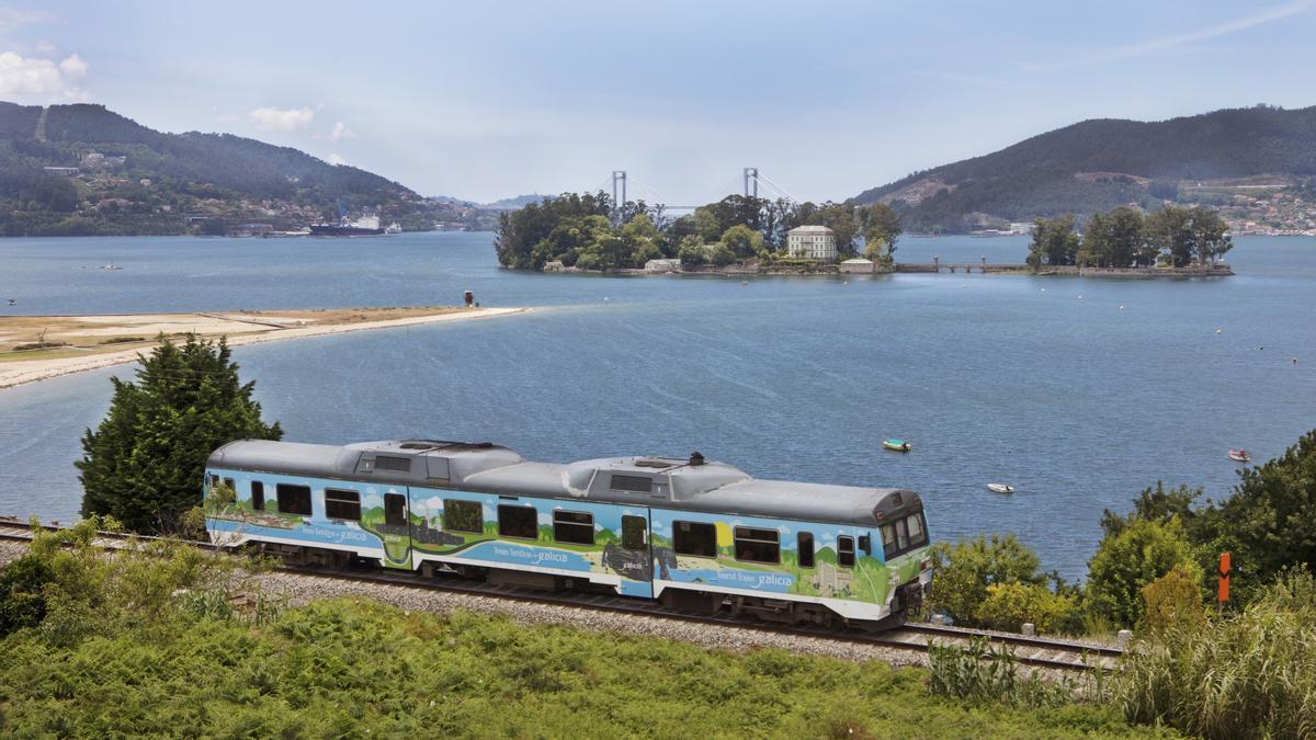 Uno de los Trenes Turísticos de Galicia a su paso por la Ría de Vigo con la isla de San Simón y Rande al fondo.